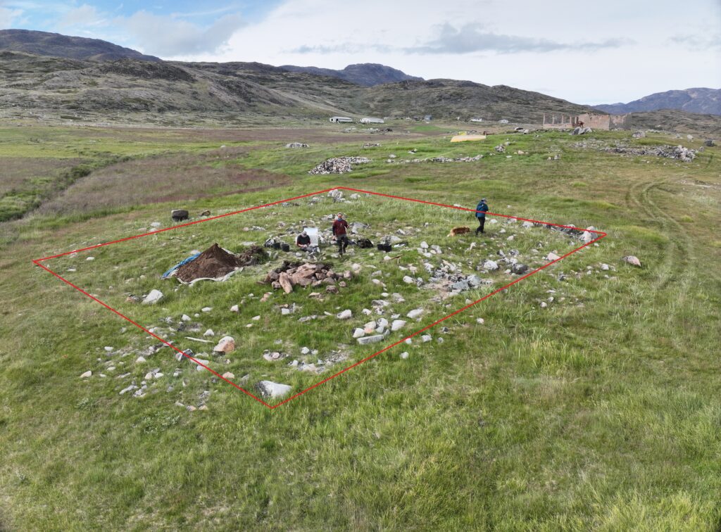 The red line marks the cemetery wall that encloses the church (in the middle) and the cemetery. 