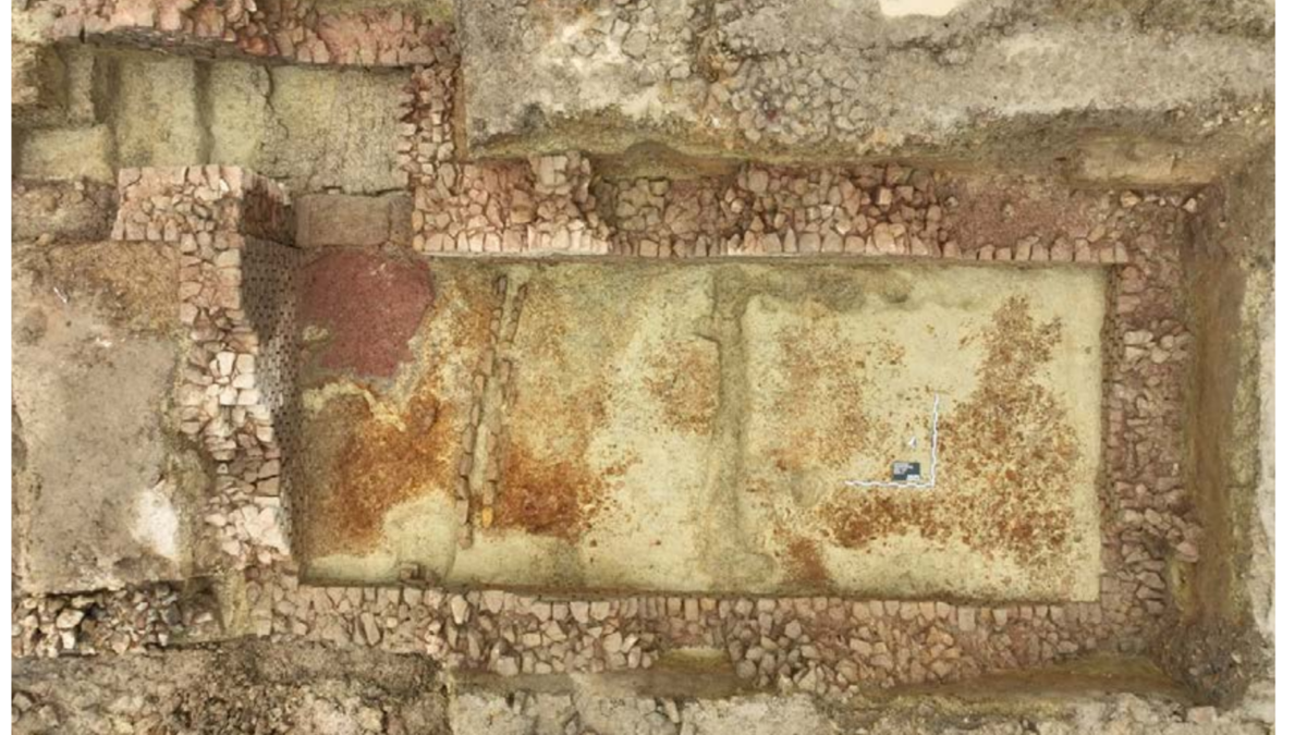 Overhead view of the cellar of the Roman villa at Buschdorf-Helperterwee, showing its access staircase and an intermediate space. The structure was noted for its particularly careful construction. Credit: O. Haffner / DokuPlus.