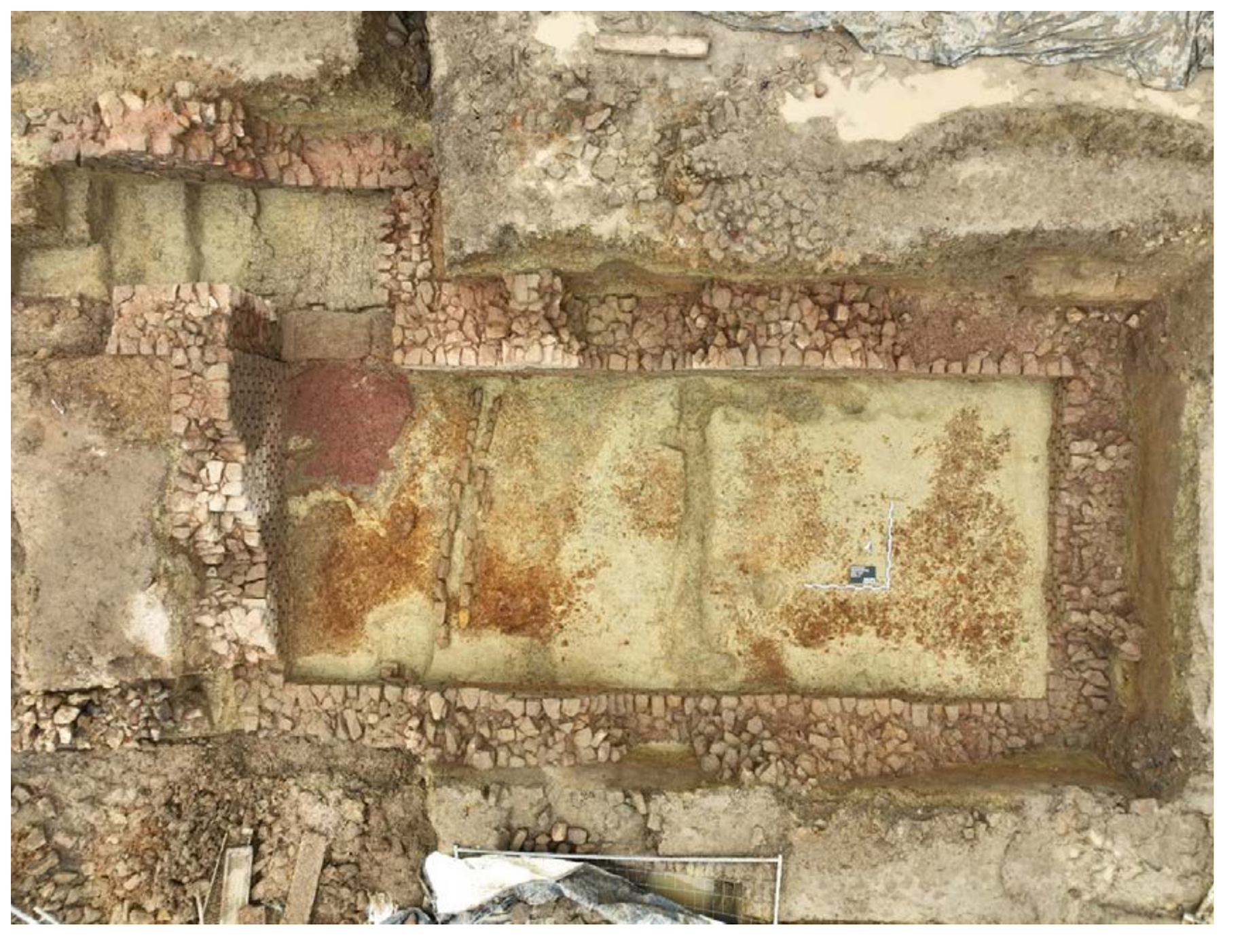 Overhead view of the cellar of the Roman villa at Buschdorf-Helperterwee, showing its access staircase and an intermediate space. The structure was noted for its particularly careful construction. Credit: O. Haffner / DokuPlus.