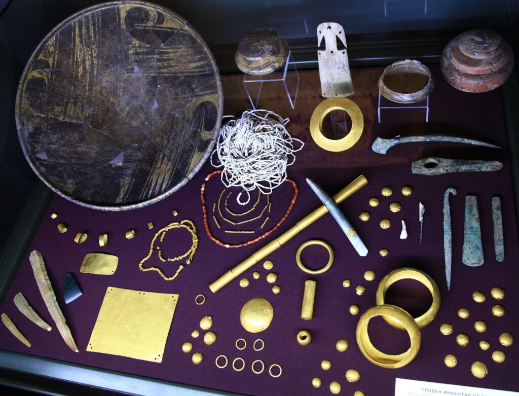Some of the finds on display at the Varna Archaeological Museum. Credit: Wikimedia Commons.