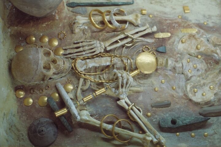 The skeleton from Grave 43 at the Varna Necropolis, surrounded by numerous gold objects dating to the mid-5th millennium BC. Credit: Wikimedia Commons.
