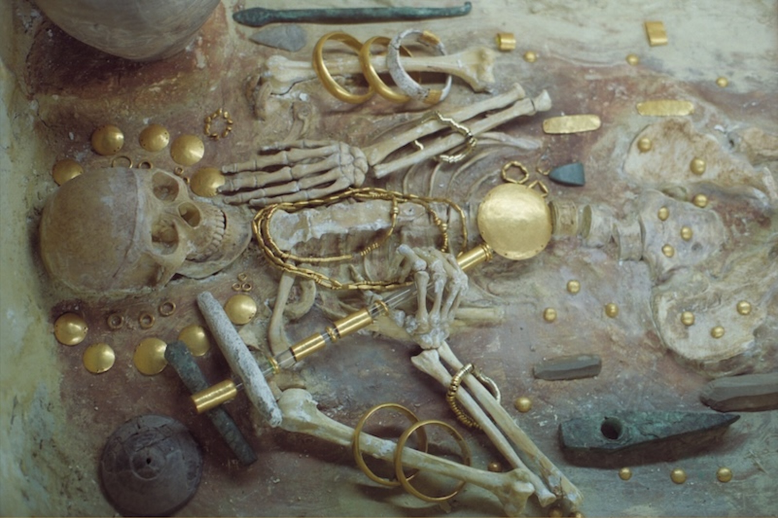 The skeleton from Grave 43 at the Varna Necropolis, surrounded by numerous gold objects dating to the mid-5th millennium BC. Credit: Wikimedia Commons.
