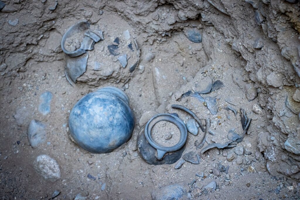 Fine ornaments and ceremonial objects were found around the burials, including traces of cinnabar, a pigment associated with ritual and funerary practices. Credit: Ministry of Culture of Peru
