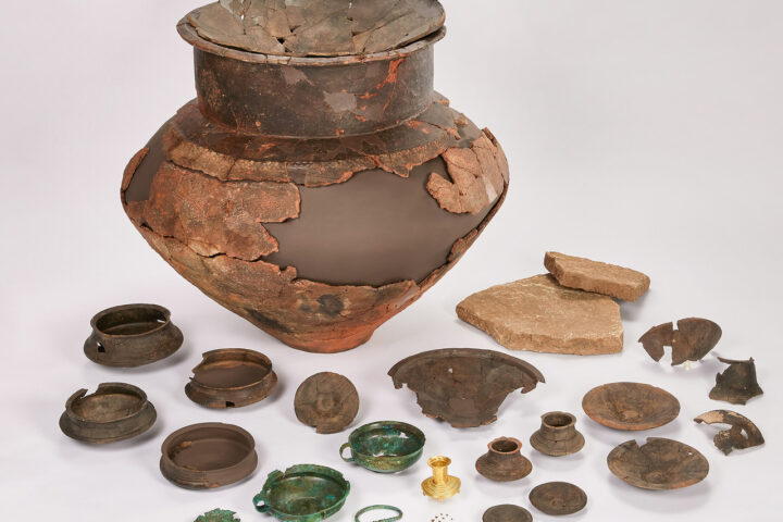 Bronze Age grave goods from Albisheim, Germany, including ceramic vessels, bronze objects, and a mysterious gold artifact dating back approximately 3,000 years.